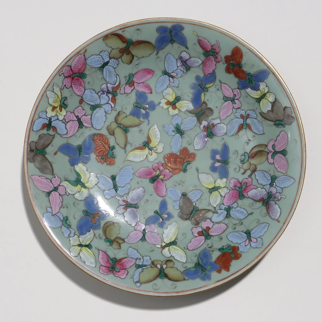 lot16527 6994 清乾隆 豆青釉粉彩百碟图盘 4cm.High 26cm.Diam