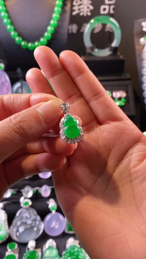 颈饰18K金镶嵌翡翠葫芦吊坠5081612