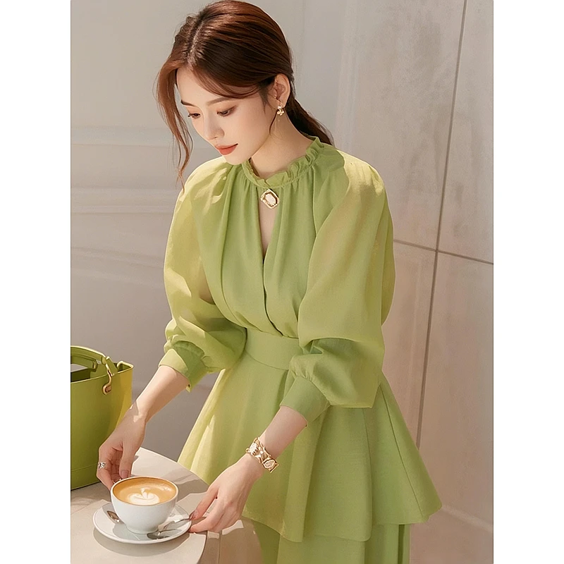 绿色衬衫女职业春季2025年新款小衫独特漂亮法式气质掐腰上衣