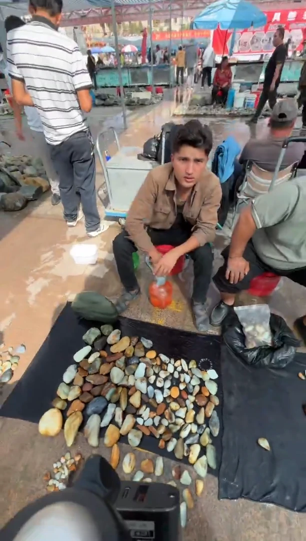 未镶嵌和田玉（糖玉）挂件和田玉