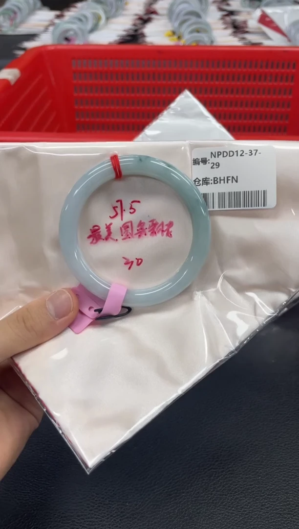翡翠手镯未镶嵌翡翠手镯