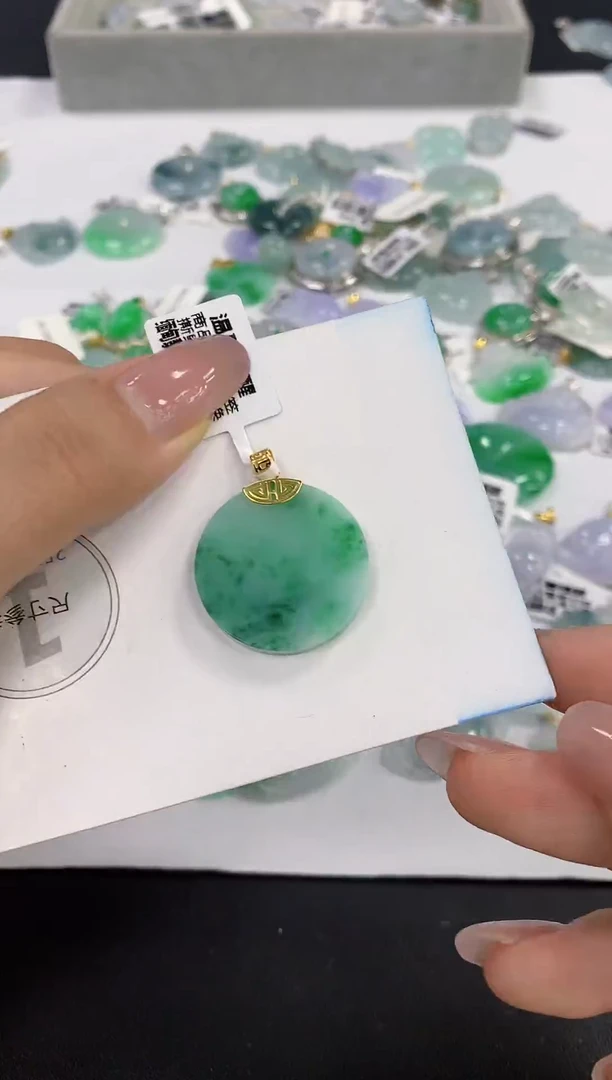 颈饰18K金镶嵌翡翠天然缅甸a货翡翠百元以上9元证书费自理