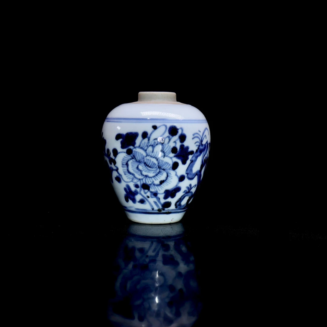 87: 清中期青花缠枝花卉纹罐