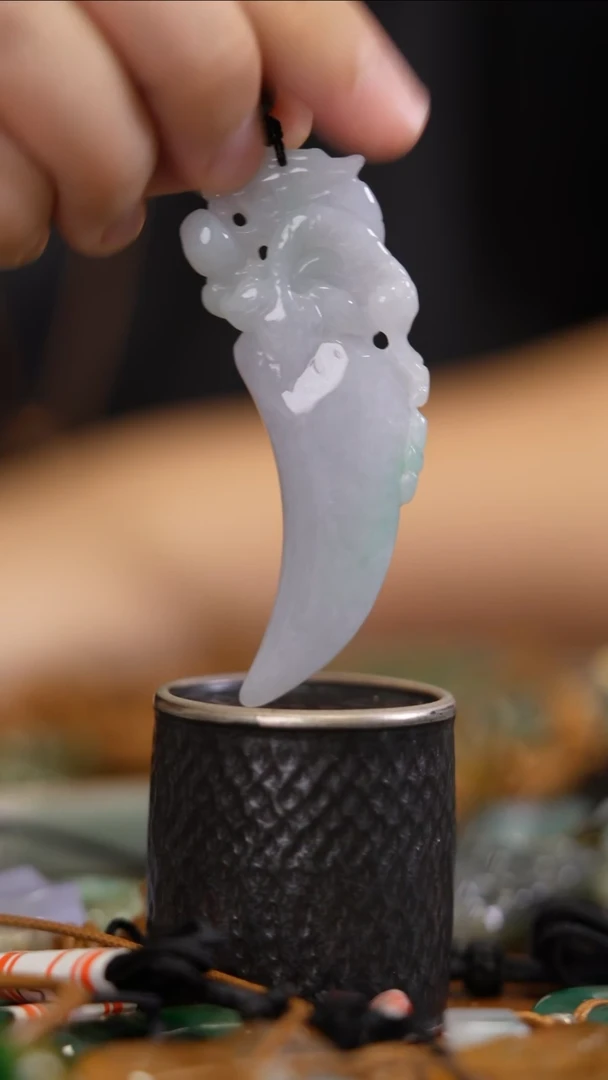 翡翠未镶嵌颈饰白底青翡翠吊坠-龙牙