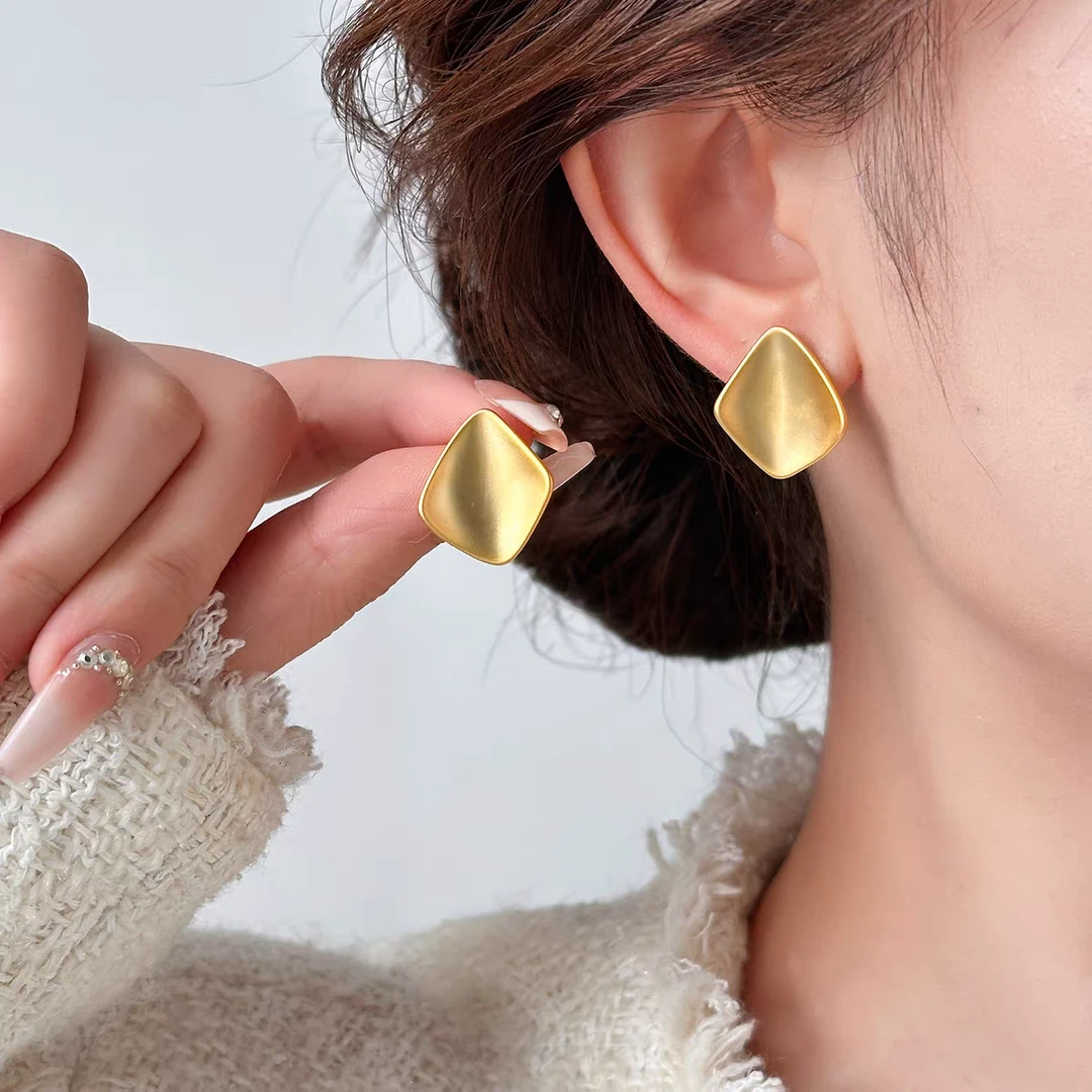 铜合金耳饰 高级感菱形耳环蚊香盘耳夹无耳洞轻奢气质时尚秋冬女