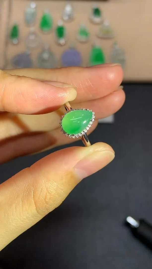 18K金镶嵌戒指翡翠水滴【无服务费