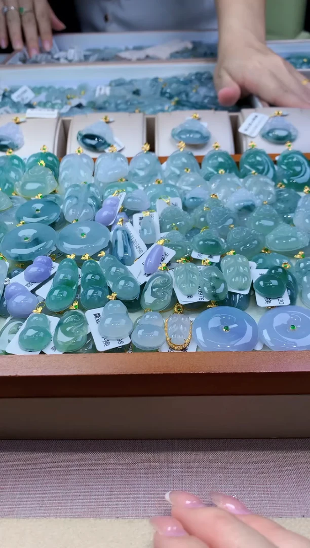 颈饰18K金镶嵌翡翠 天然缅甸a货翡翠