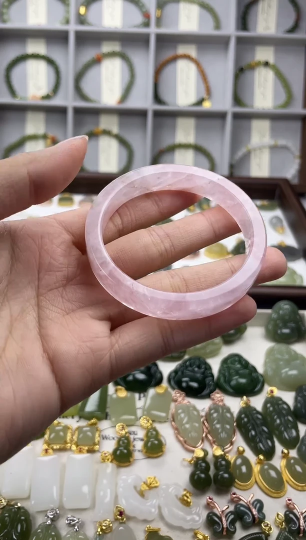 未镶嵌手镯芙蓉石未镶嵌 手镯 芙蓉石