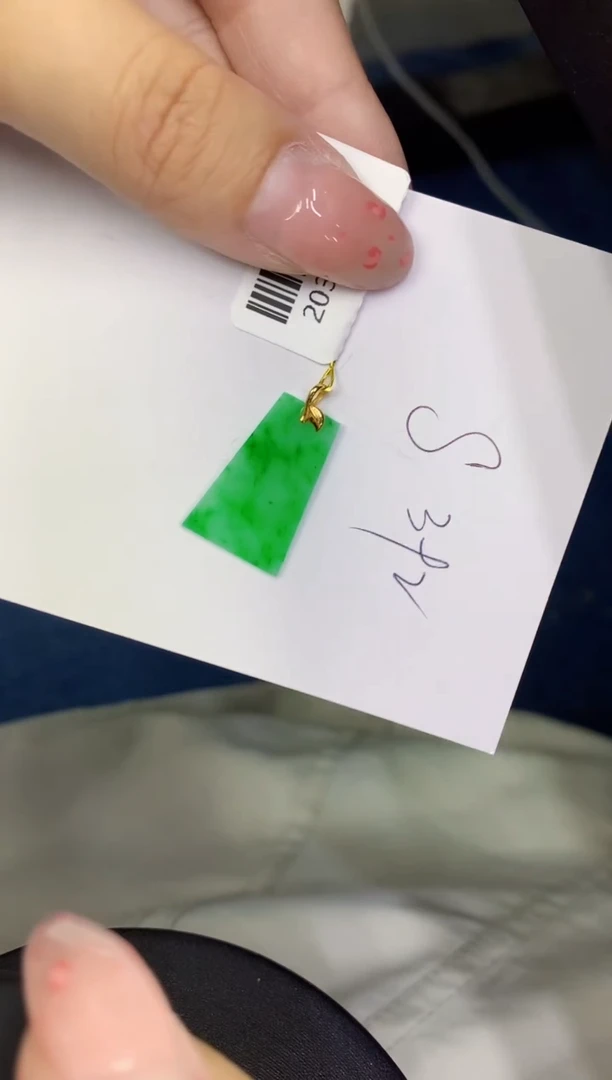 翡翠18K金镶嵌颈饰缅甸天然翡翠A货