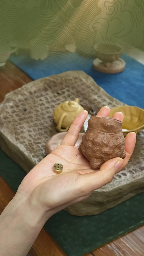 紫砂张月《段泥小蟾杯》