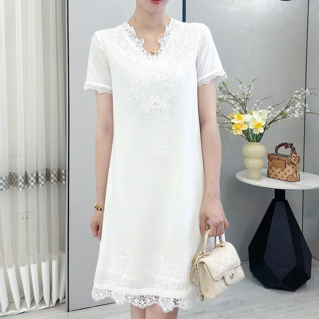 2025年夏季新款高级感小香风蕾丝拼接显瘦v领连衣裙时尚百搭宽松