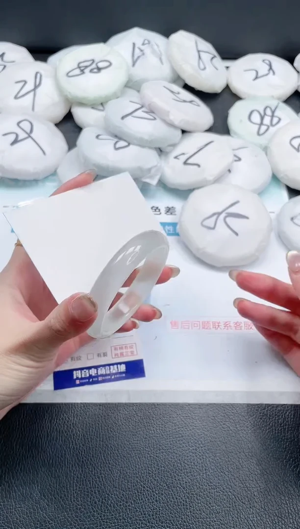 【闪购商品】石英质玉手镯未镶嵌14J172-52