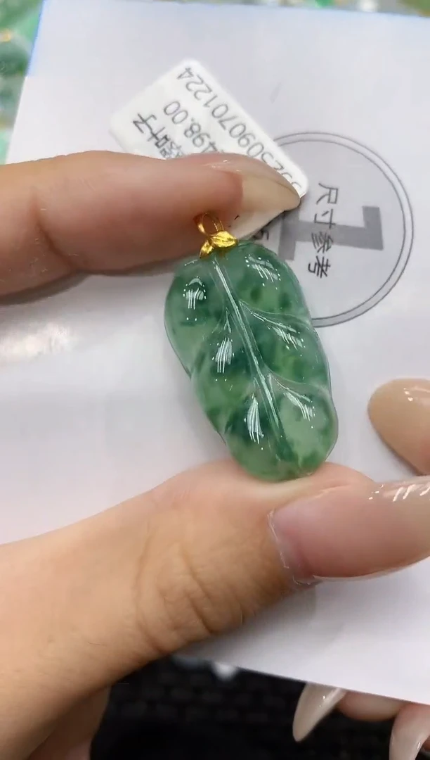 颈饰18K金镶嵌翡翠111111111111