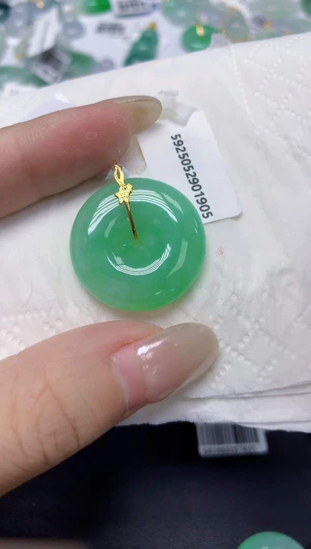 翡翠18K金镶嵌颈饰天然缅甸翡翠A货