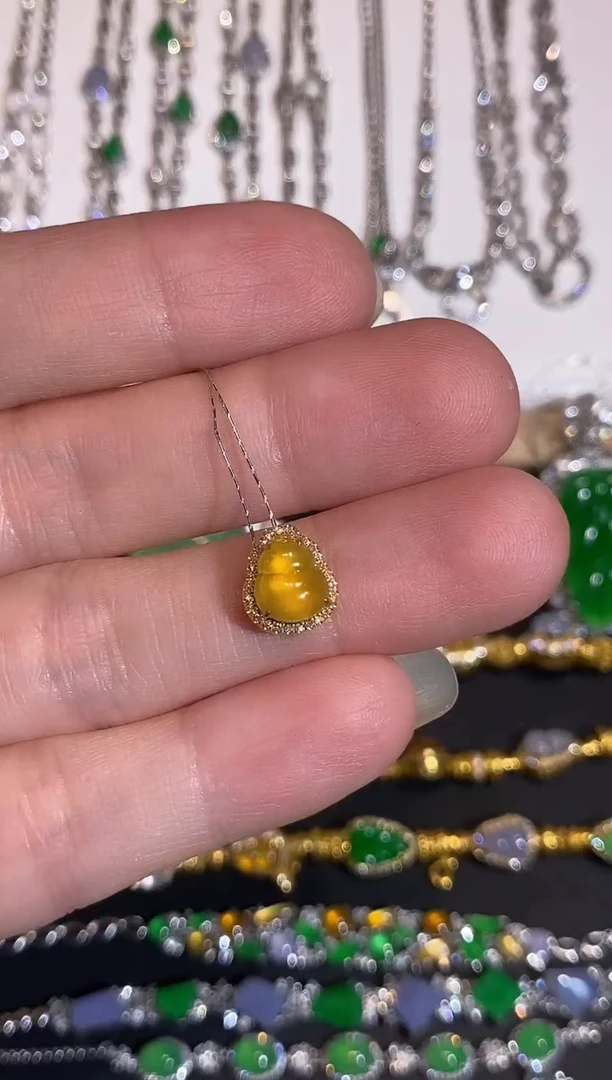 颈饰18K金镶嵌翡翠星*吊坠