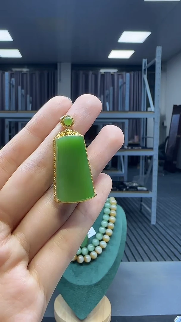18K金镶嵌和田玉挂件1
