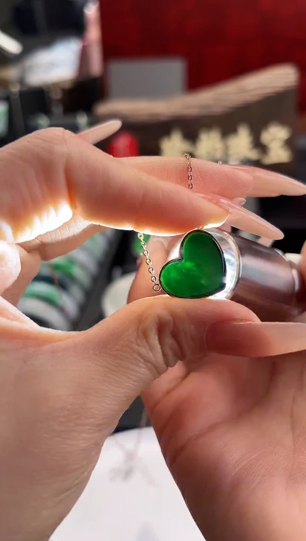 翡翠18K金镶嵌颈饰吊坠