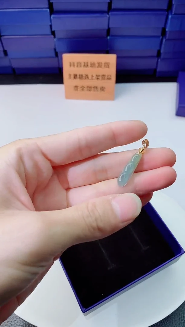 翡翠未镶嵌颈饰1