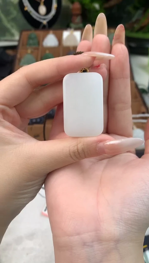 颈饰未镶嵌和田玉吊坠