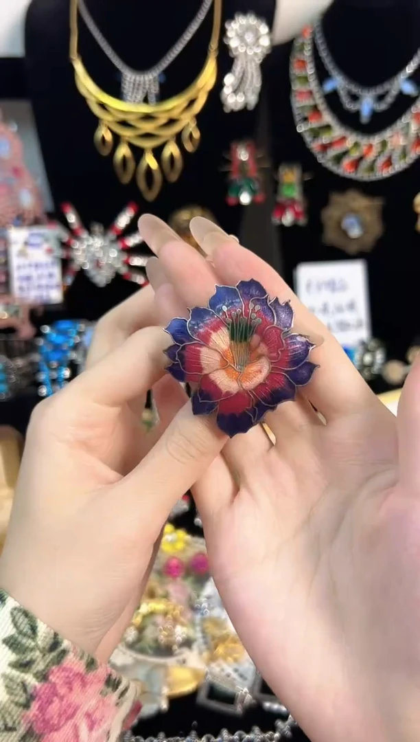 铁合金合成碳硅石英国牌牌景泰蓝胸针