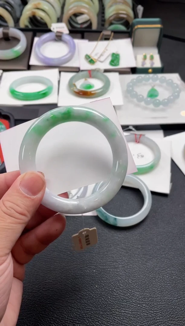 【闪购商品】翡翠手镯未镶嵌有纹裂
