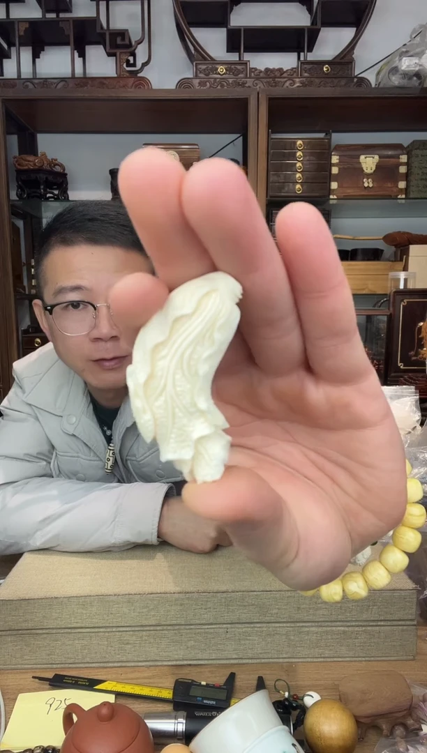 乌木类书架407猛犸高品雕刻白菜手把件21克