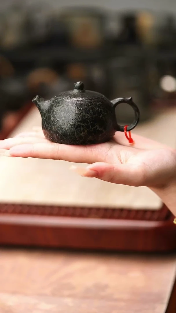 归玉堂冰碛岩重工雕刻豹纹半月壶