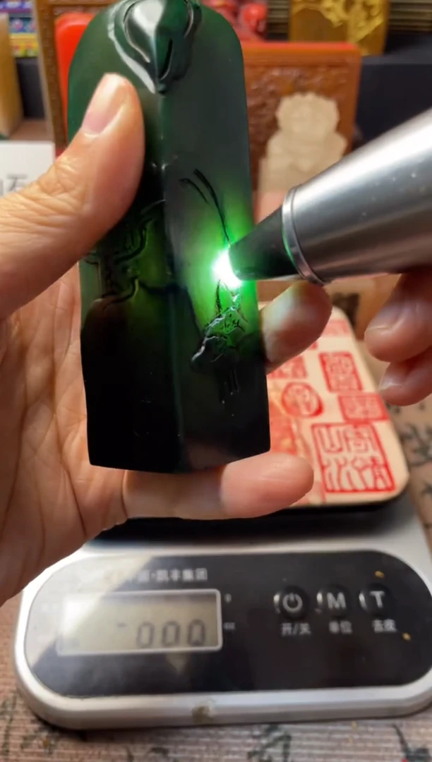 寿山石印石绝绿带石皮薄意雕正章 曾为梅花醉