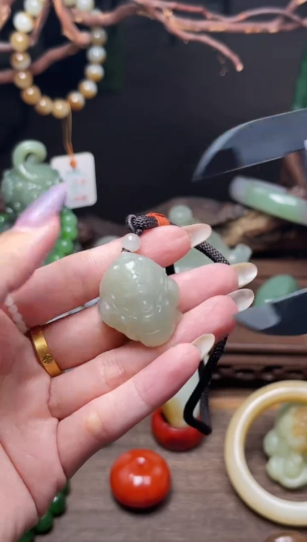 和田玉未镶嵌吊坠(不含链)且末青白 金蟾有瑕疵1