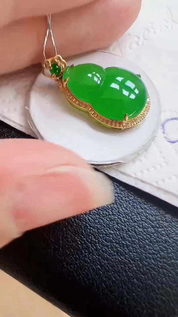 颈饰18K金镶嵌翡翠葫芦