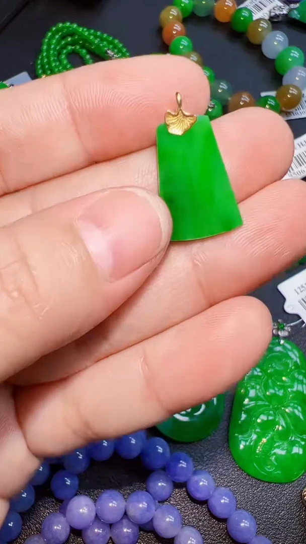 颈饰18K金镶嵌翡翠吊坠