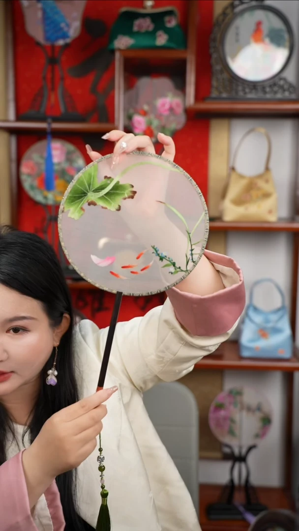 刺绣荷叶金鱼团扇