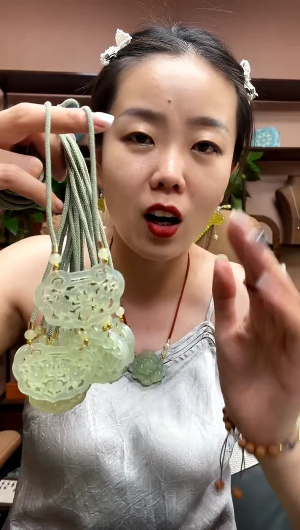 岫玉未镶嵌颈饰多样性发货发其中之一