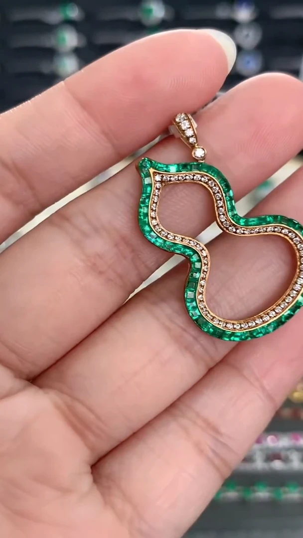 18K金镶嵌吊坠祖母绿·