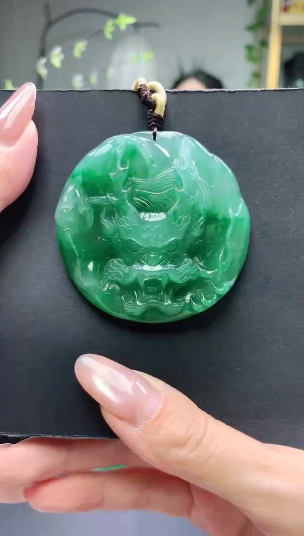 颈饰未镶嵌石英质玉龙牌