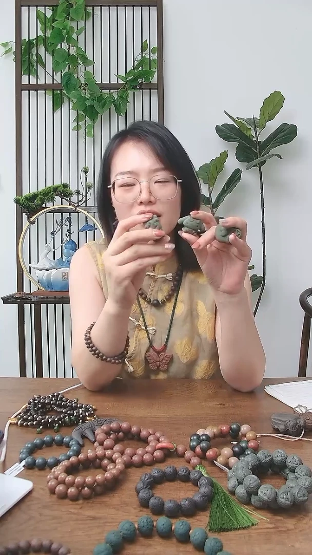 泥塑茉莉的三个牌牌不穿绳子不带绳子