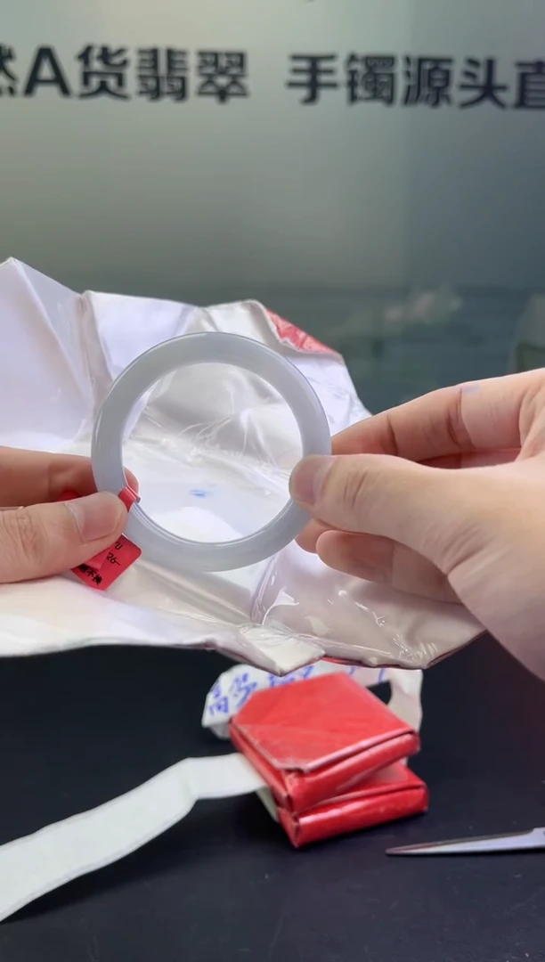 翡翠手镯未镶嵌翡翠手镯