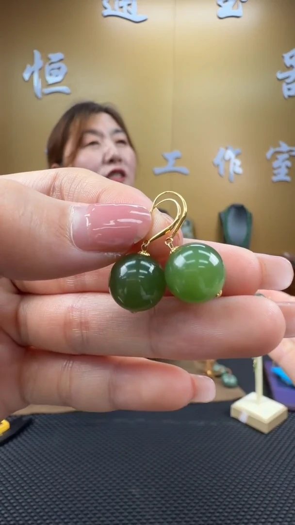 颈饰18K金镶嵌和田玉耳饰一对