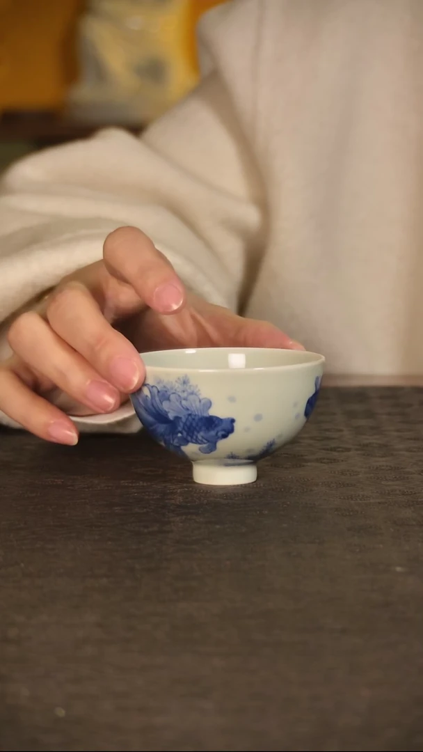 乐之斋青花金鱼小鸡心杯