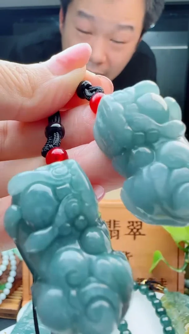 翡翠未镶嵌颈饰多样性发货其中一件