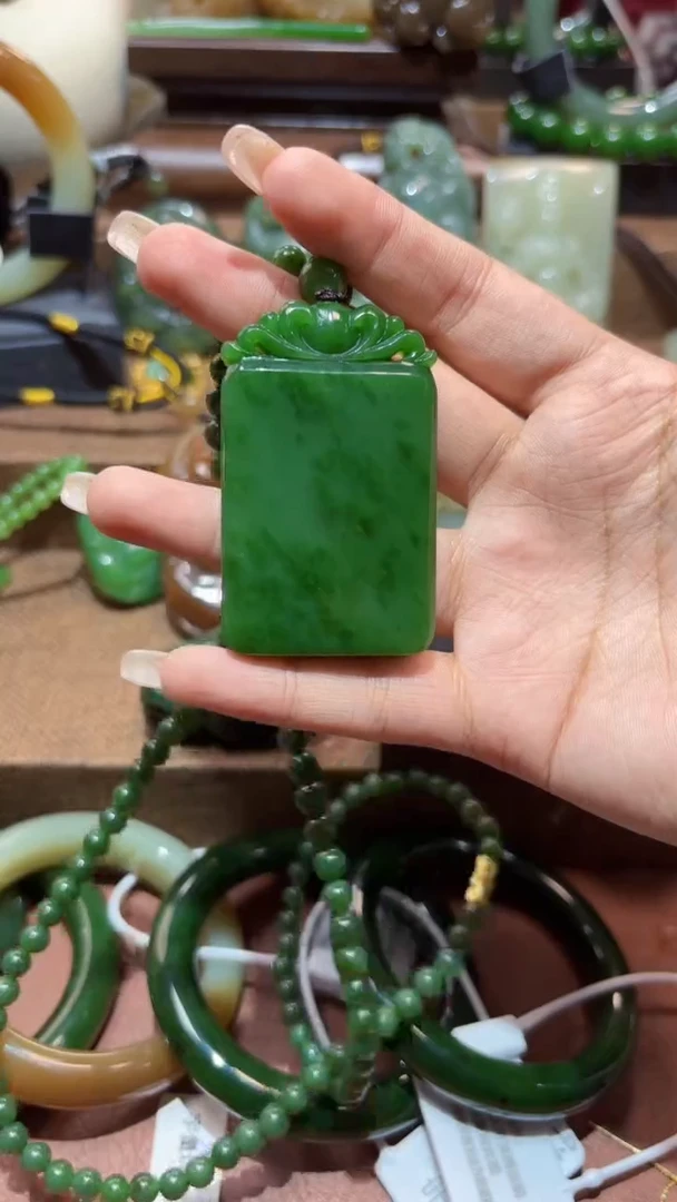 颈饰未镶嵌和田玉（碧玉）1