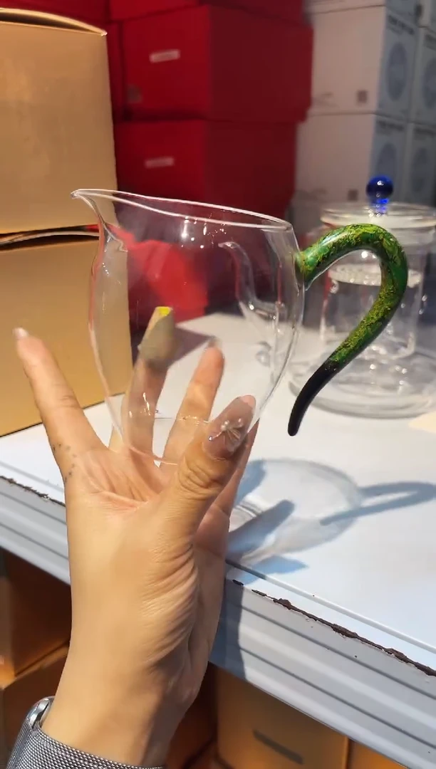 大漆公杯/黑底螺钿绿金