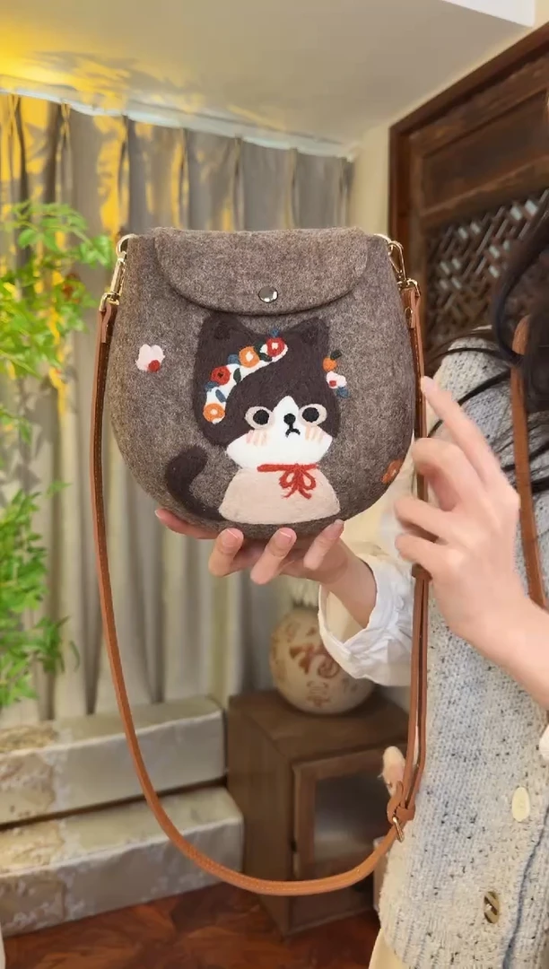 羊毛非遗羊毛毡包 蛋蛋包花环猫咪