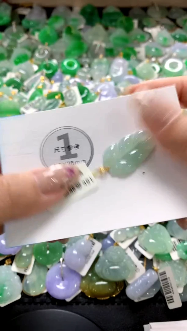 翡翠18K金镶嵌颈饰1111111111111111
