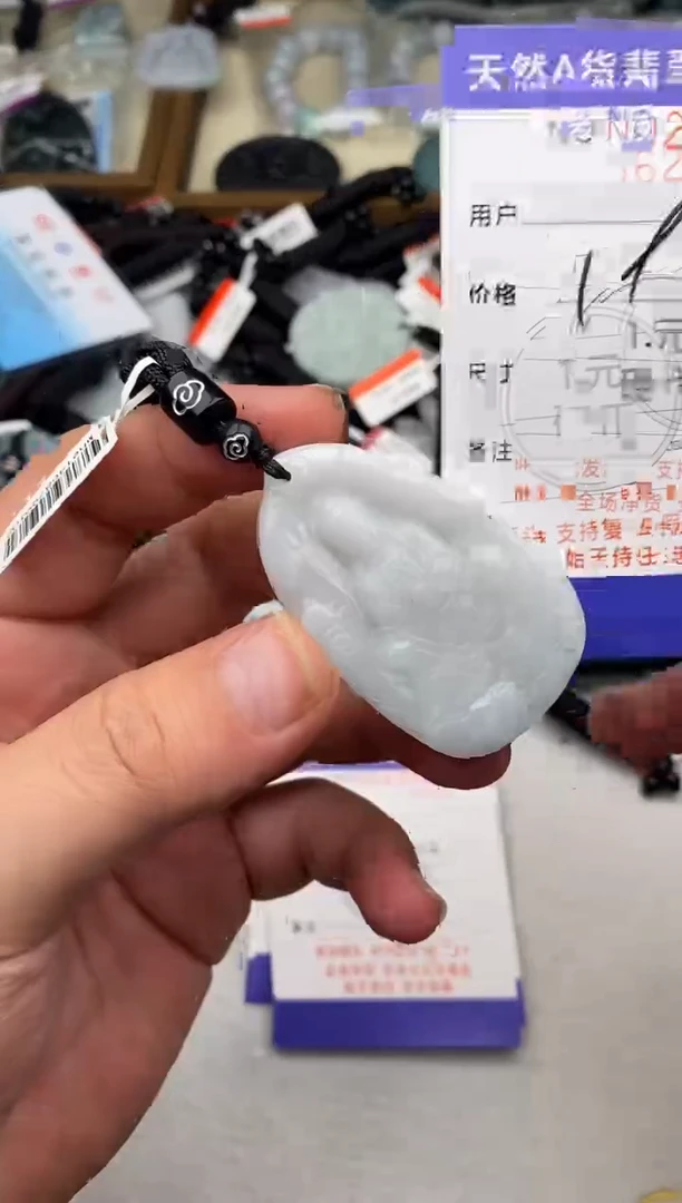 翡翠未镶嵌颈饰 多样性发其一