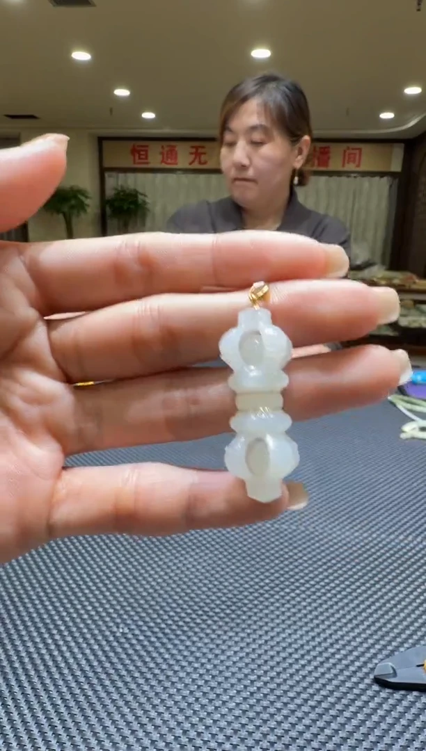 颈饰18K金镶嵌和田玉挂件