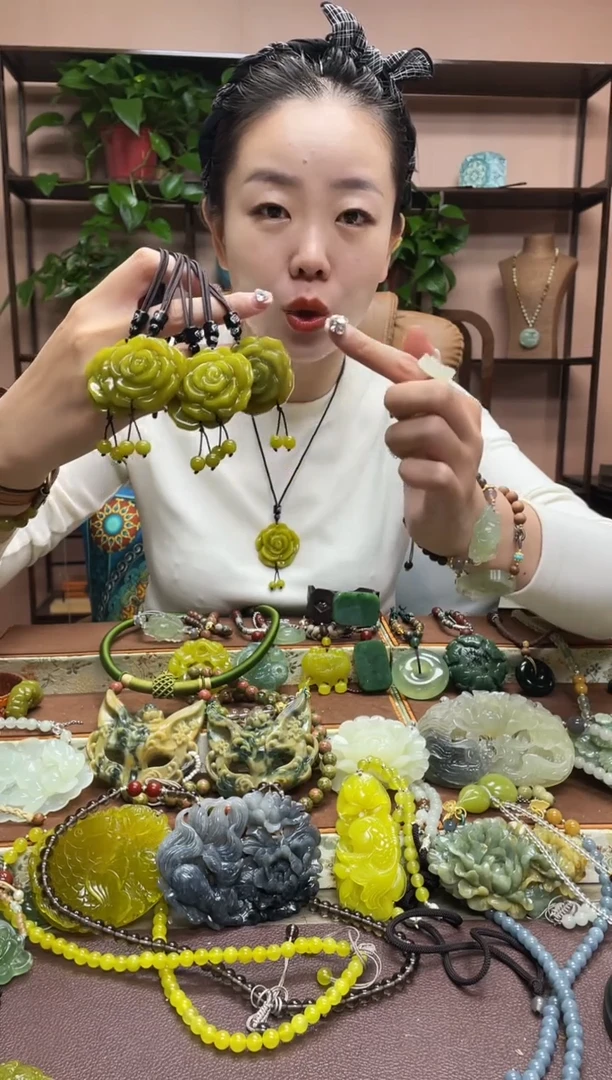 未镶嵌岫玉吊坠多样性发货发其中之一