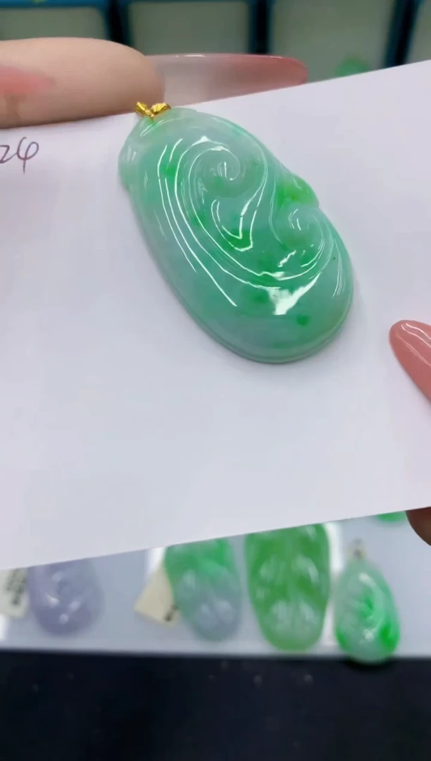 翡翠18K金镶嵌颈饰11111111111111