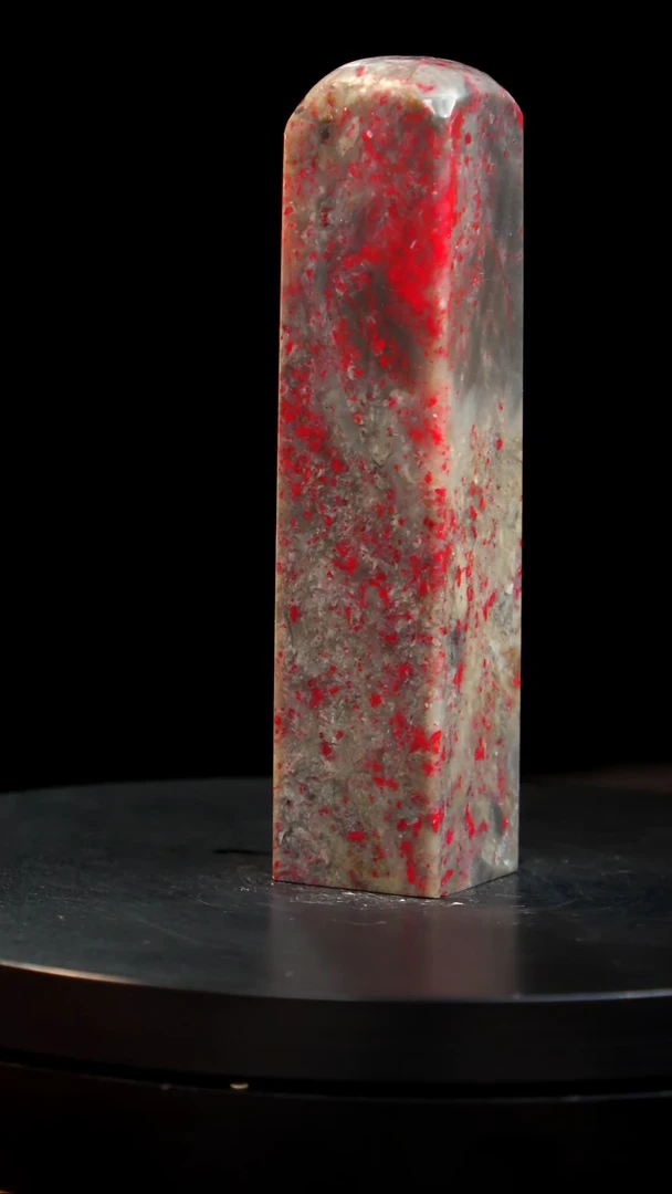 鸡血石牛角冻鸡血石