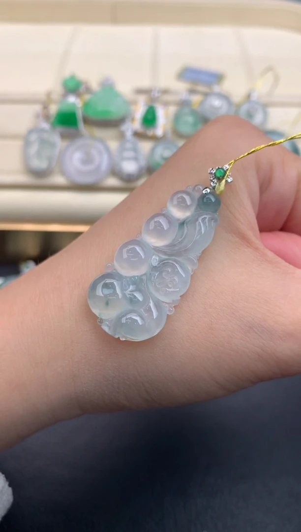 翡翠18K金镶嵌颈饰F559